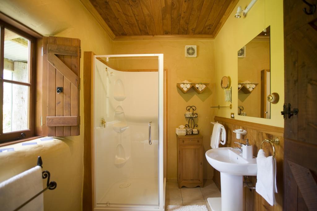 The Last Straw Cottage Nelson Brightwater Room photo